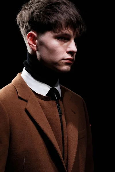 Look 16